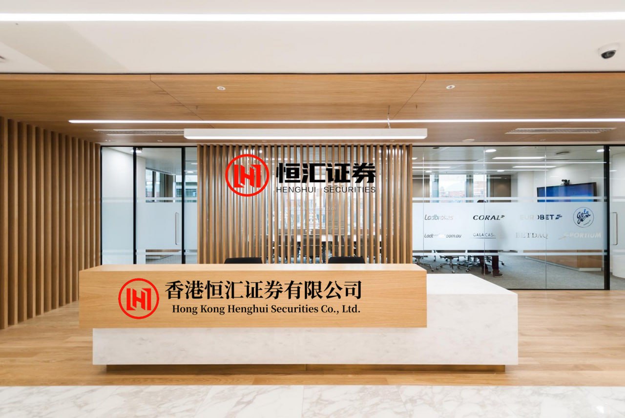 漢崋配资 王文也晒欧洲蜜月行，画面朴素更像穷游，还用破的行李箱，被群嘲